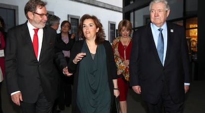 Juan Luis Cebrián, Soraya Sáenz de Santamaría y Frank A. Bennack, Jr., en la clausura de la jornada.