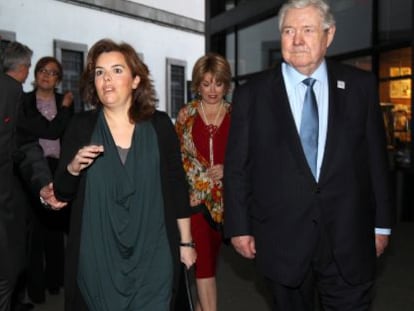 Juan Luis Cebrián, Soraya Sáenz de Santamaría y Frank A. Bennack, Jr., en la clausura de la jornada.