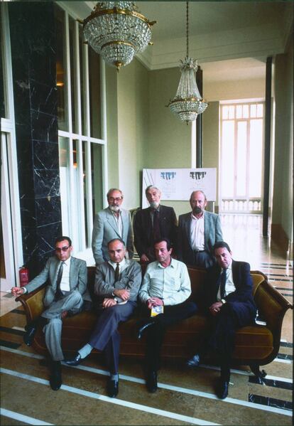 De pie, Ángel González, Carlos Barral, J. M. Caballero Bonald. Sentados, Carlos Sahagún, Francisco Brines, José A. Goytisolo y Claudio Rodríguez, en Oviedo en 1987.