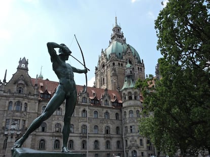 El Neues Rathaus (nuevo ayuntamiento) es un palacio neorrenacentista levantado sobre 6.026 pivotes, ya que el terreno donde se asienta es pantanoso. A la distancia, un arquero de bronce apunta exactamente al asiento del alcalde. La estatua fue colocada ahí en 1967 para recordarle a las autoridades las consecuencias de actuar contra los intereses del pueblo.