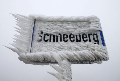 Las bajas temperaturas llegan a Centroeuropa. Desde primeros de este mes ya se pueden ver en Alemania y Austria las estampas invernales producto de las primeras heladas fuertes de la temporada, carámbanos de hielo horizontales, efecto de la ventisca, y paisajes blancos en los que destacan elementos de la vida cotidiana. En la imagen, una señal helada en Schneeberg, al norte de Austria, el 3 de diciembre de 2014.