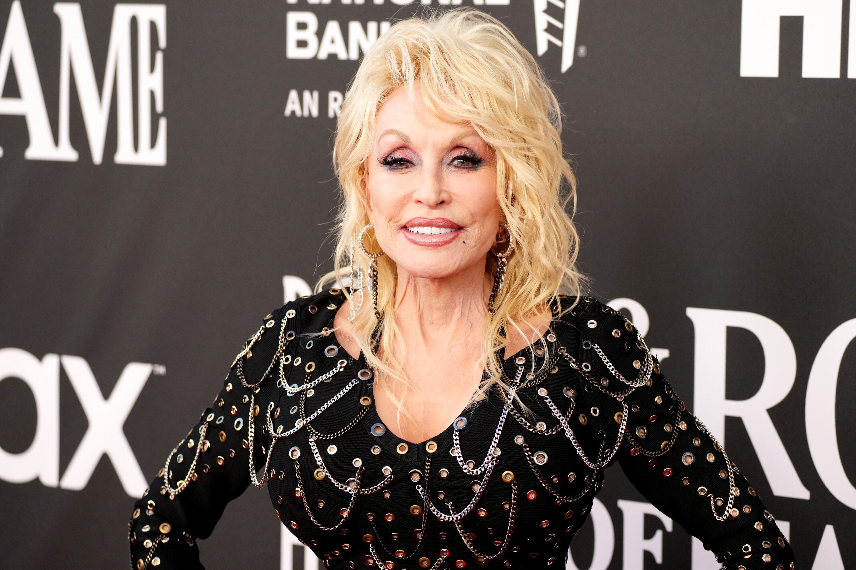 Dolly Parton's sister clarifies the singer's health after alarming her followers