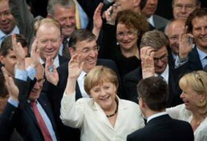 La canciller alemana, Ángela Merkel, saluda el 29 de junio de 2012, después de que la cámara baja de su país ratificara, con una amplia mayoría, el pacto fiscal para la Unión Europea (UE) y el Mecanismo Europeo de Estabilidad (MEDE), en una sesión extraordinaria, en Berlín (Alemania).