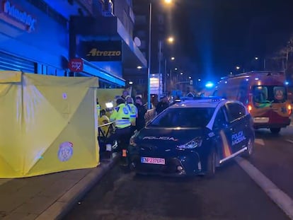 La escena del crimen, en la calle Bravo Murillo de Madrid, después de la llegada del Samur y la Policía.