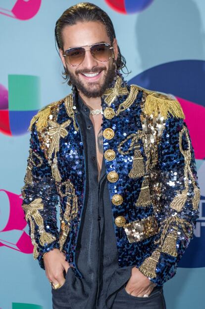 El cantante colombiano Maluma posa a su llegada a la alfombra roja de los Premios Juventud 2018, en el Watsco Center, en la ciudad de Coral Gables, en Florida.