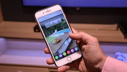 Un usuario activando el sistema Smart Security de Orange desde su móvil.