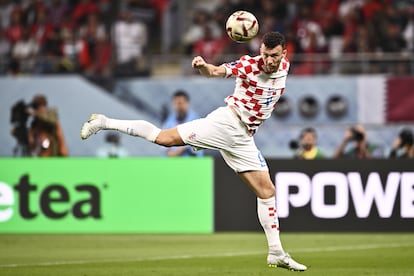 El centrocampista croata Perisic se hace con la pelota.