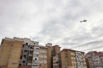 Un helicóptero sobrevuela las Tres Mil Viviendas de Sevilla.