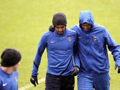 Cadamuro, a la derecha, acompaña a Carlos Vela, en Zubieta.