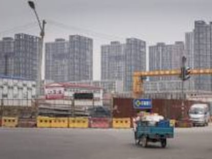 Vista de obras de construcción en un nuevo suburbio en el que se adelantan proyectos de vivienda a gran escala en Pekín (China). EFE/Archivo