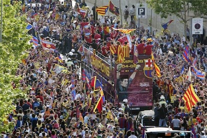 Los jugadores del Barcelona, a bordo del autobús descapotable, aclamados por sus seguidores.