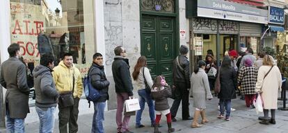 Cola para comprar un d&eacute;cimo en la madrile&ntilde;a administraci&oacute;n de loter&iacute;a de Do&ntilde;a Manolita.