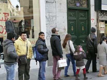 Cola para comprar un d&eacute;cimo en la madrile&ntilde;a administraci&oacute;n de loter&iacute;a de Do&ntilde;a Manolita.