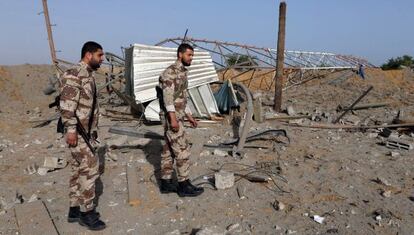 Fuerzas de seguridad palestinas examinan una zona atacada hoy por Israel.