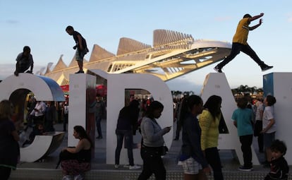 Crianças brincam na praça Mauá.