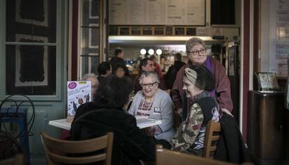 Unes clientes conversen al bar de l'Antic Teatre, dilluns.