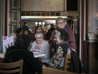 Unes clientes conversen al bar de l'Antic Teatre, dilluns.