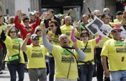 Varias personas durante una manifestación convocada por la plataforma de afectados por las preferentes de Vigo y la comarca del Val Miñor. EFE/Archivo