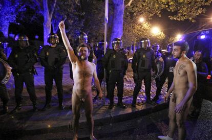 Un par de indignados se desnudan ante La Bolsa en señal de protesta.