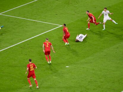 Barella supera a los defensores belgas y a Courtois en el disparo que supuso el primer gol de Italia
