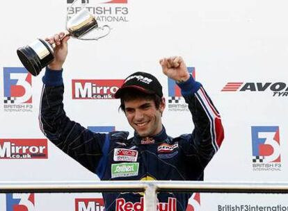 Jaime Alguersuari levanta satisfecho el trofeo.