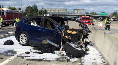 Un Tesla accidentado en California en 2018.