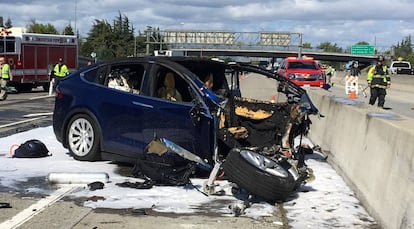 Los servicios de rescate trabajan en el lugar donde se estrelló el Model X, en California.