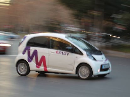 Un coche eléctrico de Emov circulando por Madrid.