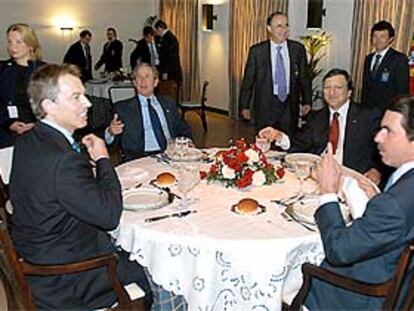 José María Aznar, George Bush, Tony Blair y Jose Manuel Durão Barroso, almorzando ayer en Azores.