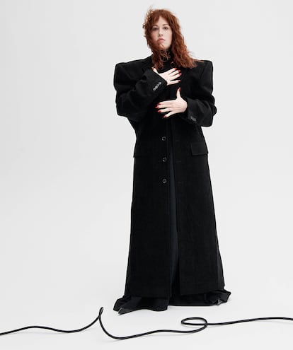 Molly Ringwald lleva chaqueta, jersey y falda de BALENCIAGA y zapatos de PRADA.
