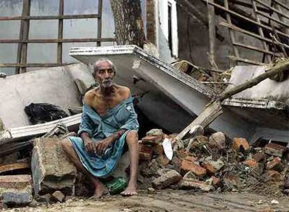 Dalugoda Gilbert, de 70 años, sentado entre las ruinas de su casa en Galle, Sri Lanka, en enero de 2005.