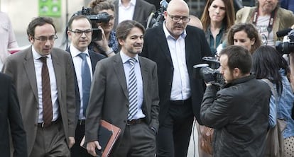 Dirigentes de Converg&egrave;ncia acompa&ntilde;an a Oriol Pujol a declarar ante el juez sobre el caso de las ITV, en abril de 2013.