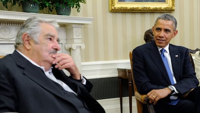 El entonces presidente estadounidense, Barack Obama, escucha a José Mujica durante una visita oficial de su homólogo uruguayo a la Casa Blanca, el 12 de mayo de 2014. 