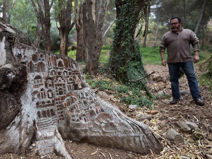 Manuel Ledesma, junto a una de sus creaciones, en el bosque del Monte Calvario de Málaga.