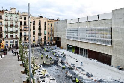 Trabajos de urbanización del entorno de la Filmoteca en el barrio del Raval.