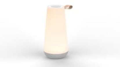 UMA Mini es la última incorporación a la colección UMA Sound Lantern de la marca estadounidense de iluminación Pablo. Una lámpara portátil que toma prestado el diseño de sus hermanas mayores y reduce su tamaño para hacerla todavía más portátil. Al igual que el resto de la serie, también cuenta con un altavoz, aunque en esta ocasión lleva un asa más pequeña en el lateral e incorpora una interfaz táctil de control de volumen, junto con un dial de control de luz LED. Es una redefinición contemporánea del farol portátil. Precio: 360 euros.