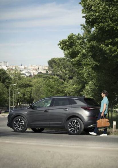 Otra de las ventajas del Opel Grandland X es su maletero con apertura manos libres.