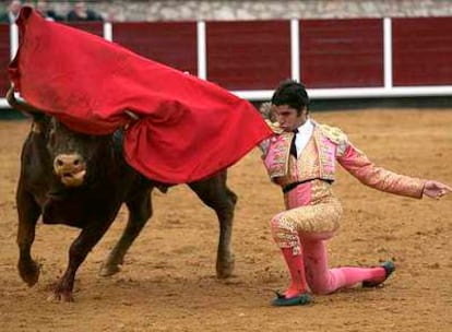 Cayetano Rivera, durante la faena a uno de sus toros ayer en Brihuega.