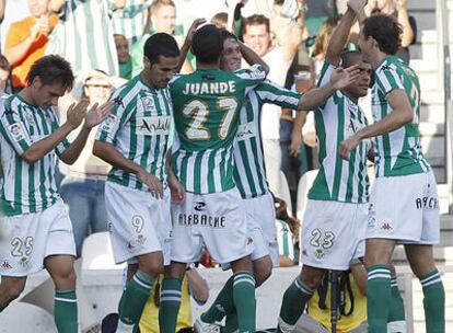 Los jugadores del Betis felicitan al brasileño Edu