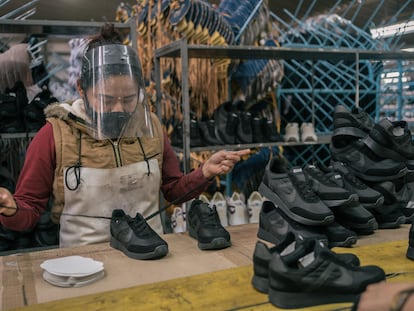 Una trabajadora coloca cordones en una fábrica de calzado en Cuautitlán Izcalli, en el Estado de México.
