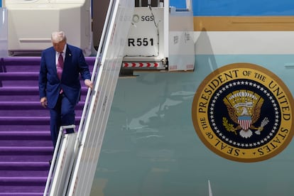 Donald Trump baja del Air Force One en Riad, Arabia Saudí, este martes.
