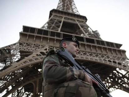 Soldado francês patrulha redondezas da Torre Eiffel, no início de novembro, em Paris.