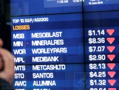 Un inversor, ante una pantalla en la Australian Securities Exchange (ASX) en Sydney.
