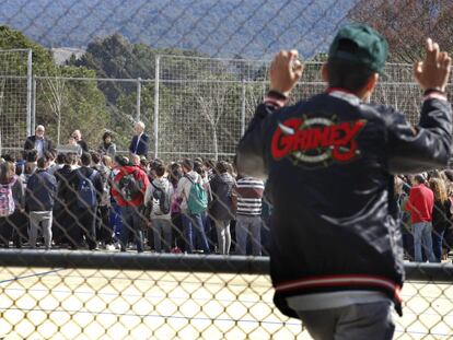 Un alumne observa l'homenatge als alumnes alemanys morts.