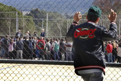 Un alumno observa el homenaje del Giola a los alumnos alemanes muertos.