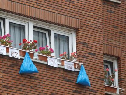 Bolsas de basura en las ventanas en protesta por el puerta a puerta en Lezo.