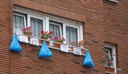 Bolsas de basura en las ventanas en protesta por el puerta a puerta en Lezo.