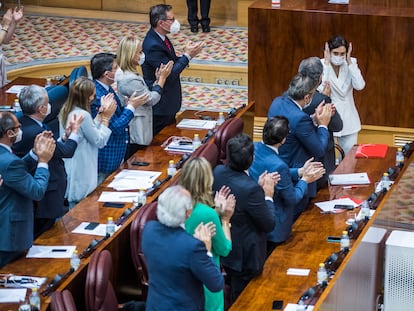 Los diputados del PP aplauden en pie a Isabel Díaz Ayuso tras el discurso para el debate de investidura.