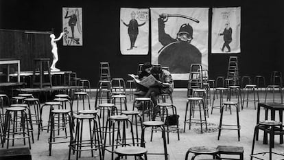 Dos estudiantes en un aula de la Universidad de La Sorbona, en mayo de 1968. .