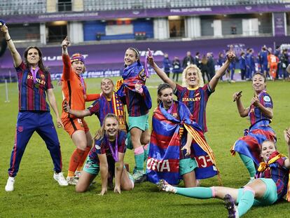 Las jugadoras del Barcelona tras ganar la primera Champions de la historia del fútbol español.